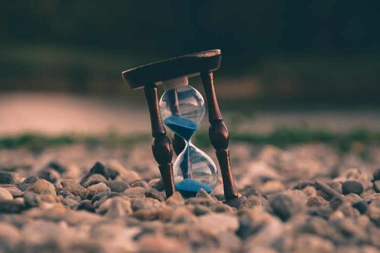Analog clock marking tracked hours for a solo founder's workday
